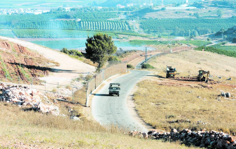 آلية عسكرية لبنانية خلال دورية قرب بلدة الخيام على الحدود مع اسرائيل (أرشيفية)