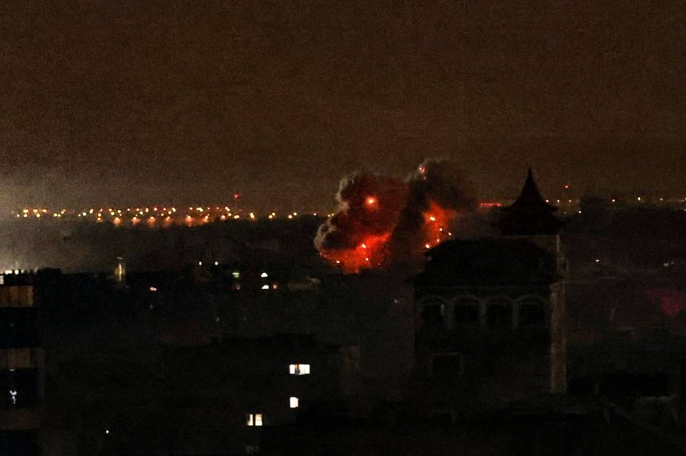 إسرائيل تقتل 27 فلسطينياً بغارة على مدرسة أممية في غزة