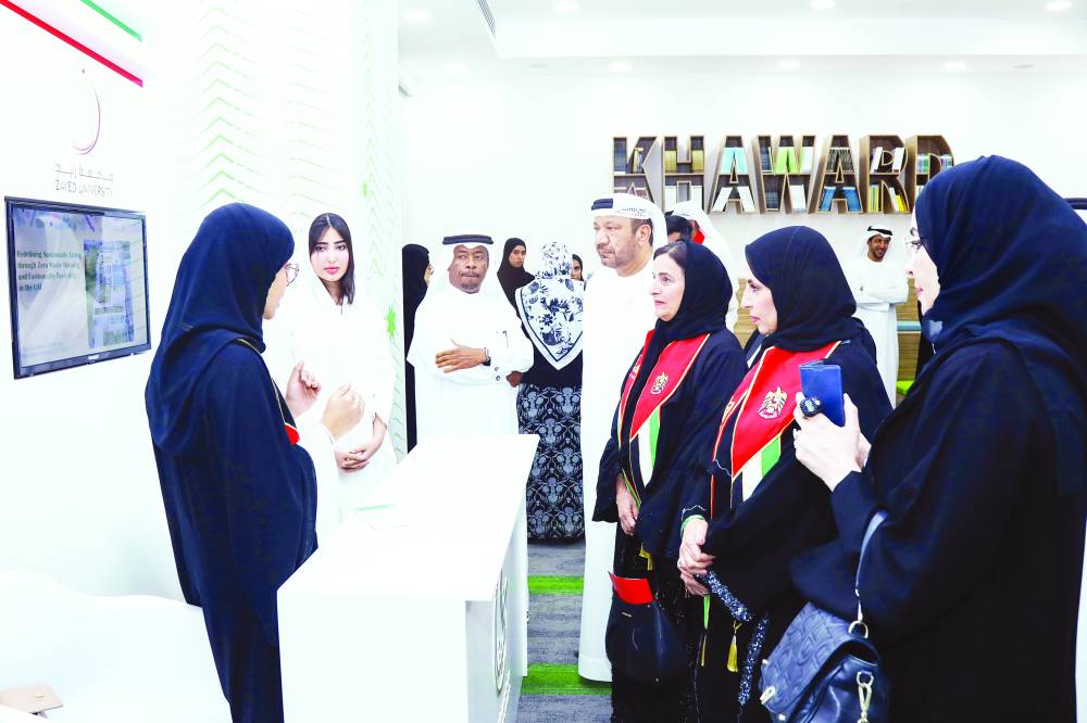 لبنى القاسمي وأمل العفيفي والظاهري خلال افتتاح معرض ابتكارات الاستدامة