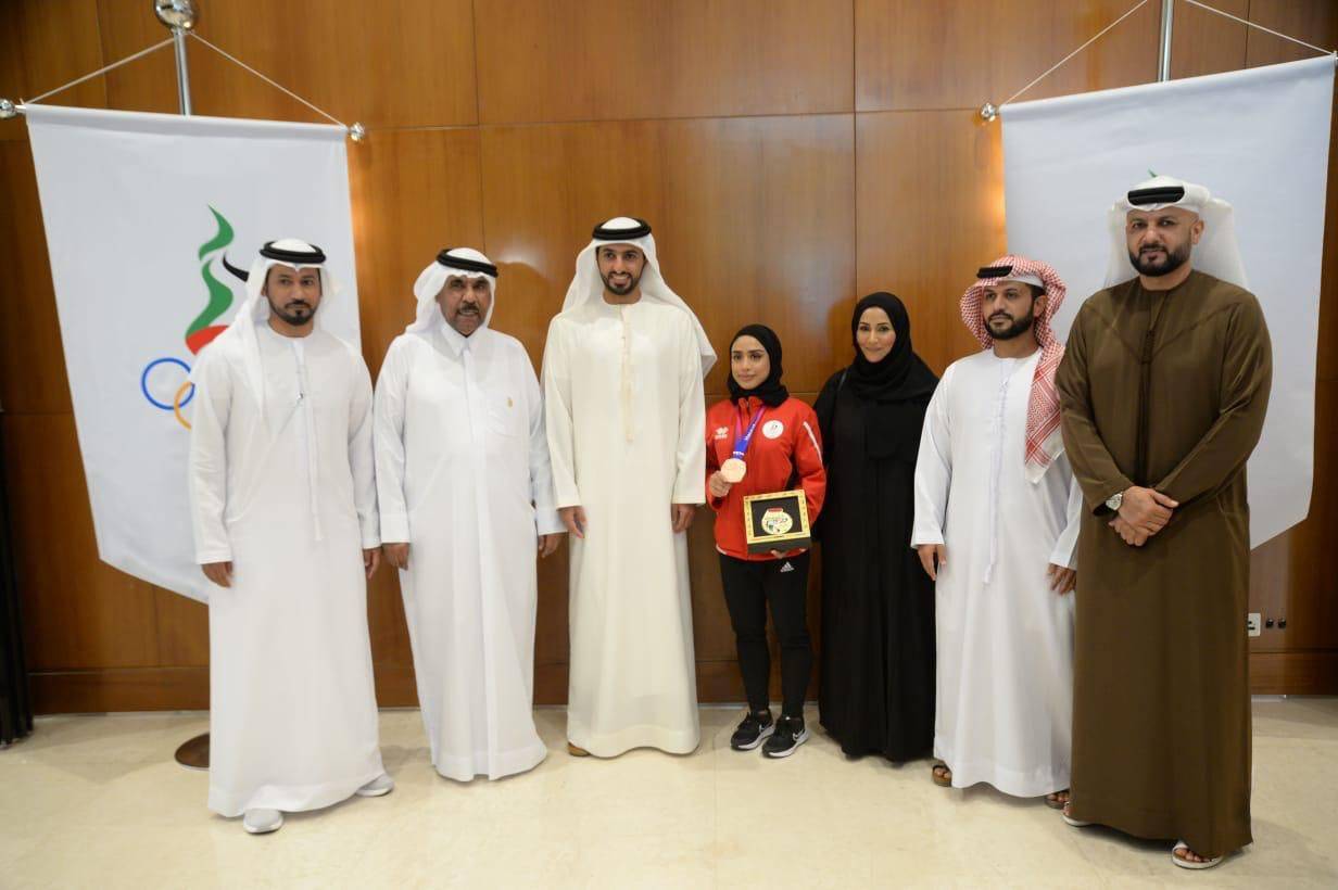 راشد بن حميد يتوسط الرزوقي وأعضاء اتحاد الكاراتيه واللاعبة 