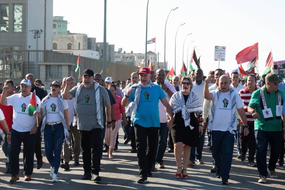 تظاهرة ضخمة في كوبا يشارك فيها الرئيس دياز دعماً لفلسطين