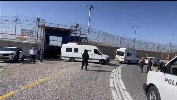 فيديو| إسرائيل تنقل الأسرى إلى سجن عوفر تمهيداً لإطلاق سراحهم