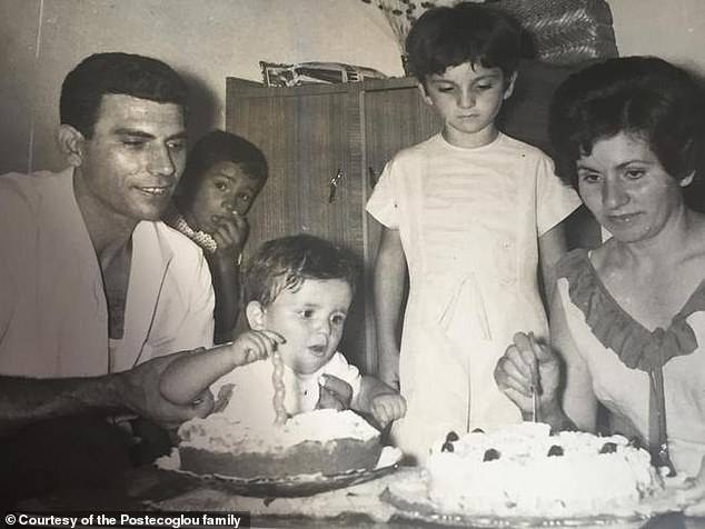 أنج صغيراً مع والديه في عيد ميلاده 