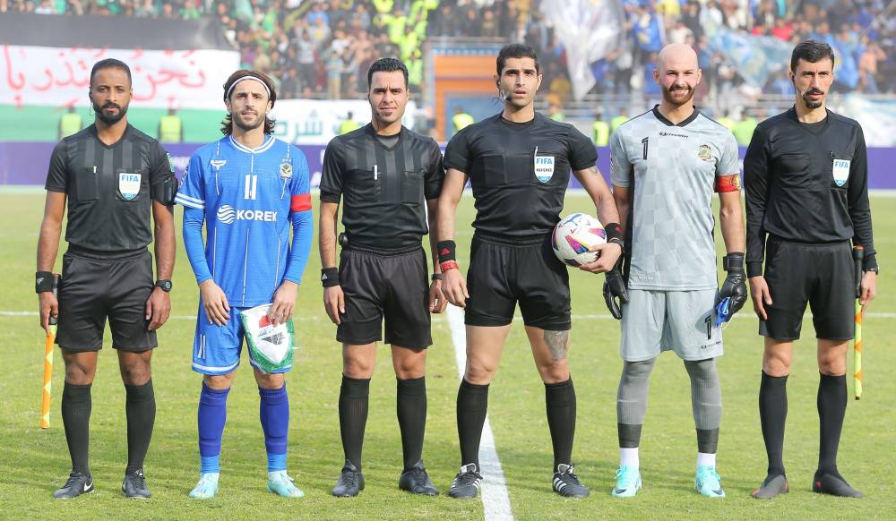 محمد طارق مع طاقم التحكيم