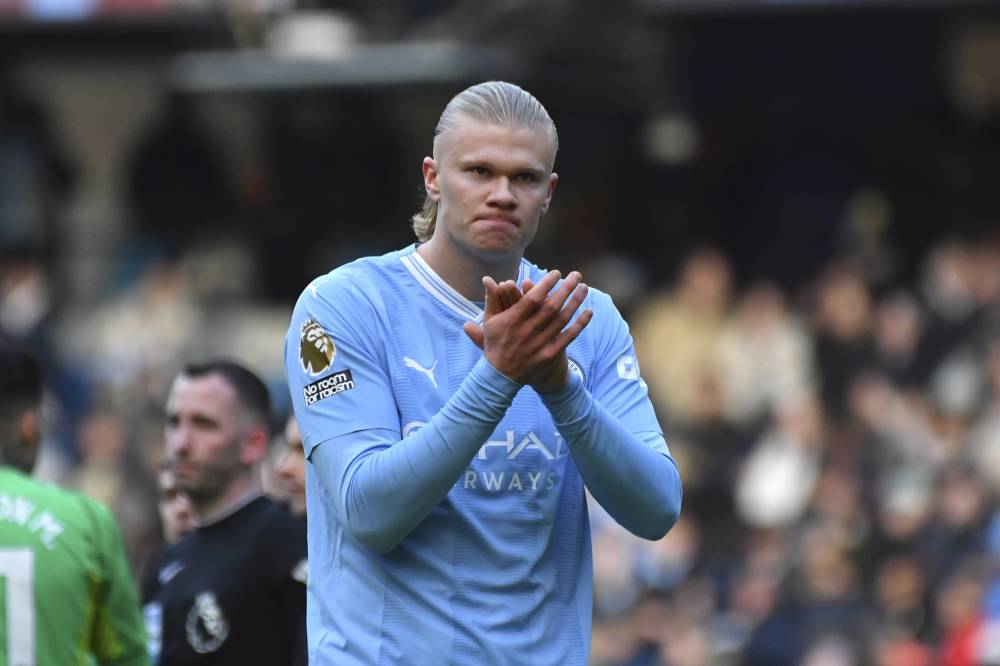 هالاند يصفق للمشجعين