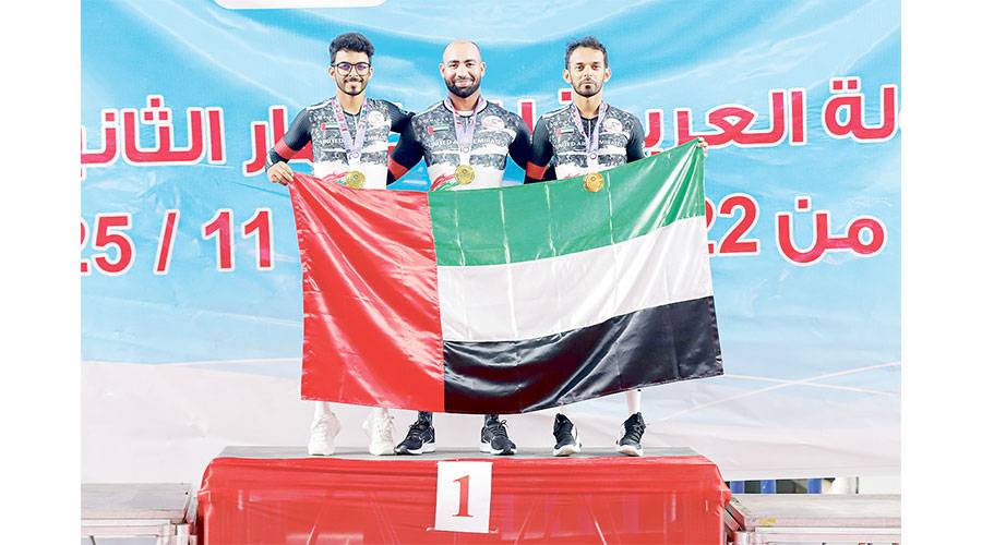 رفع علم الإمارات على منصة التتويج