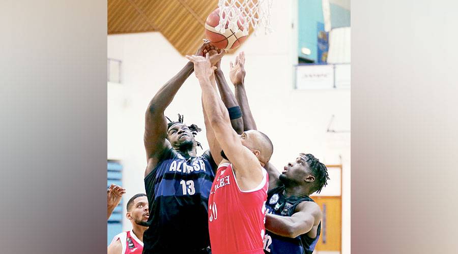 محاولة نصراوية للتسجيل في سلة البطائح (تصوير: هيثم الخاتم) 
