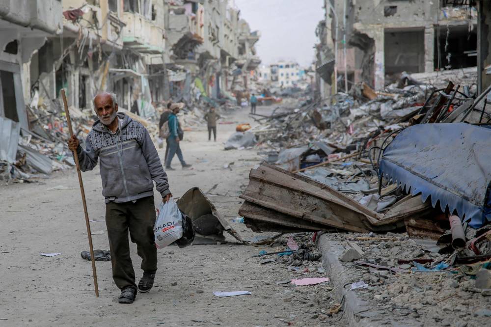  مسن فلسطيني يتجه نحو جنوب غزة بحثا عن الامان (اف ب ) 