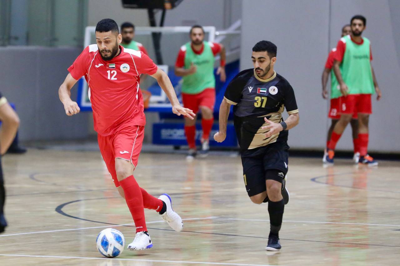 الإثارة مستمرة في دوري الصالات (تصوير: علي الحمادي)