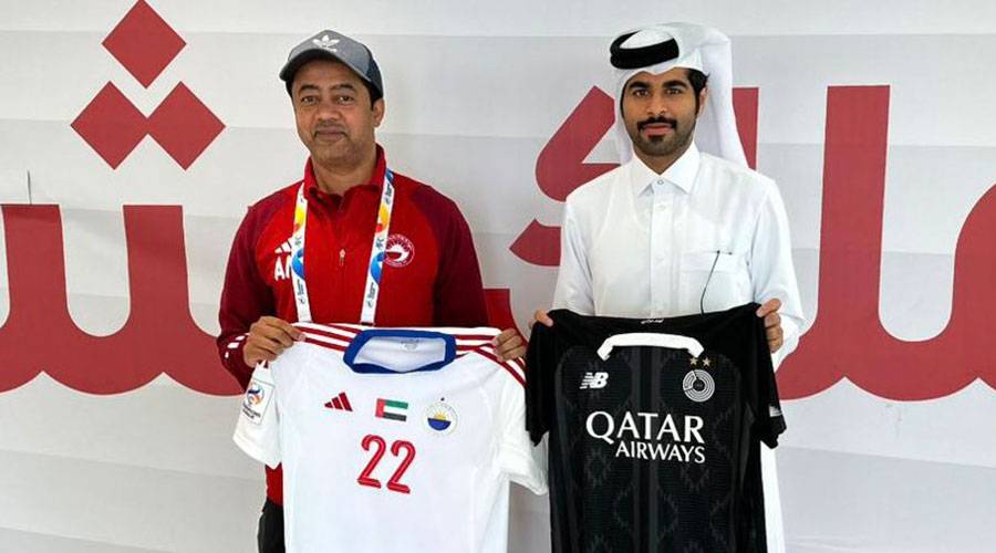  أحمد مبارك يعرض قميص الشارقة في المباراة 
