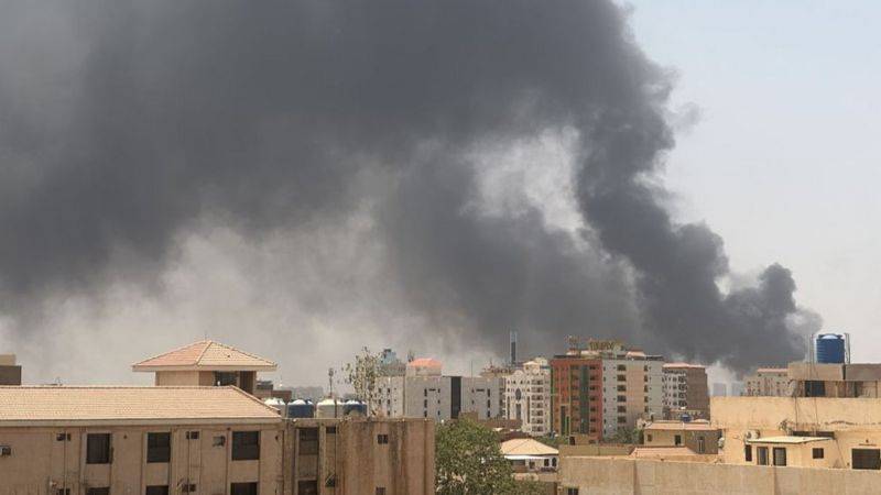 سحب الدخان تتصاعد في سماء الخرطوم جراء الاشتباكات بين الجيش والدعم السريع 