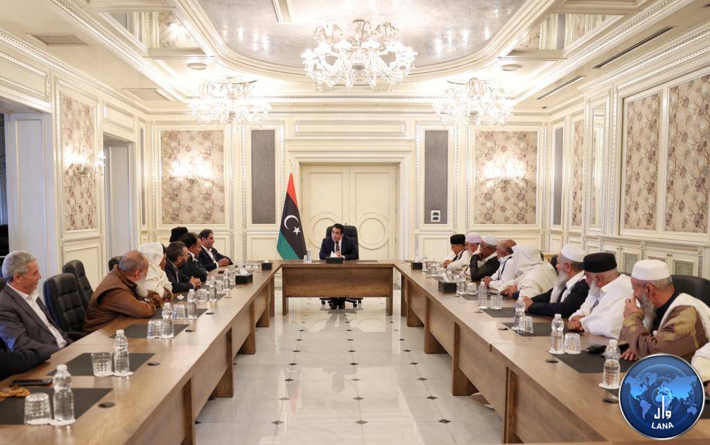 المنفي خلال اجتماعه بوفد من حكماء وأعيان الزنتان (وال)