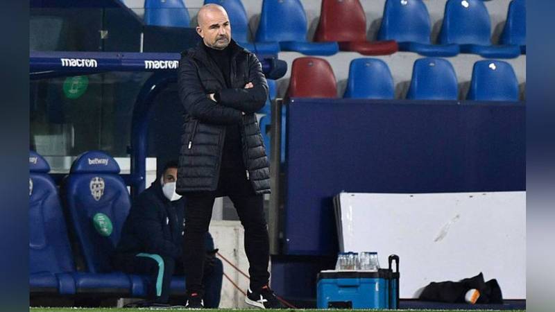 إقالة لوبيز مدرب غرناطة بعد مسيرة بدون انتصارات