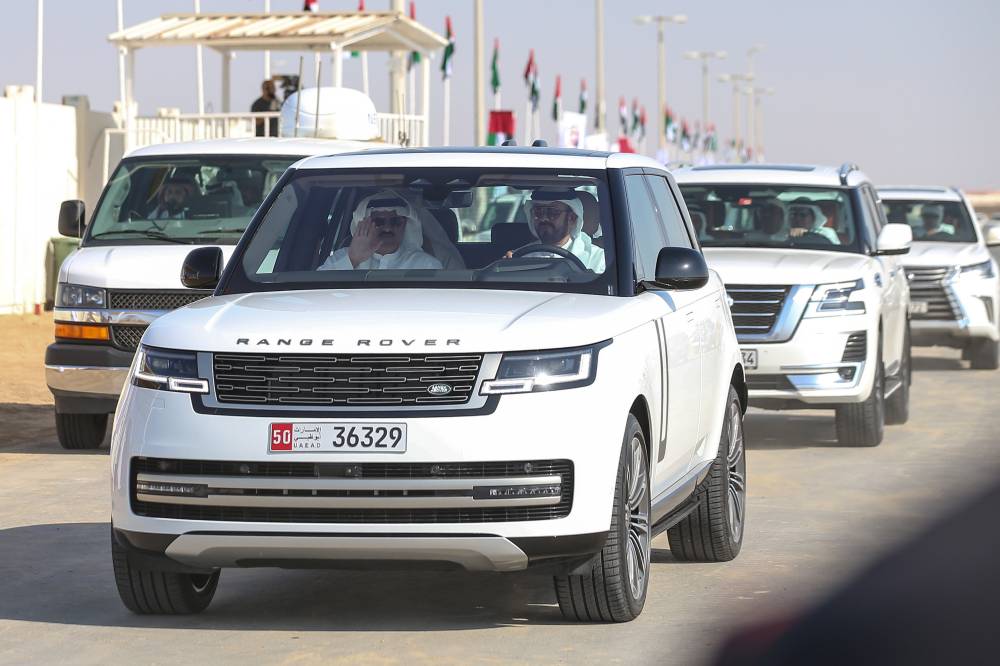 سلطان بن حمدان لدى وصوله لمتابعة السباق (تصوير: محمد السماني)