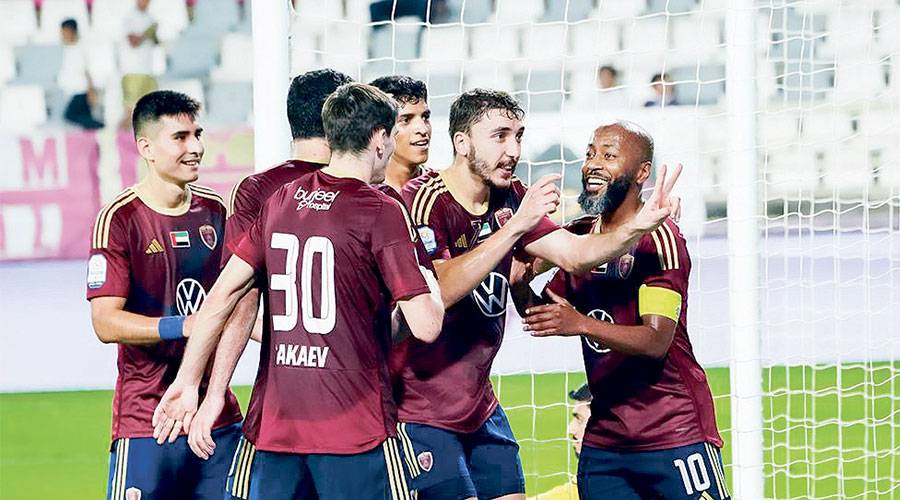 لاعبو الوحدة يحتفلون بهدف إسماعيل مطر