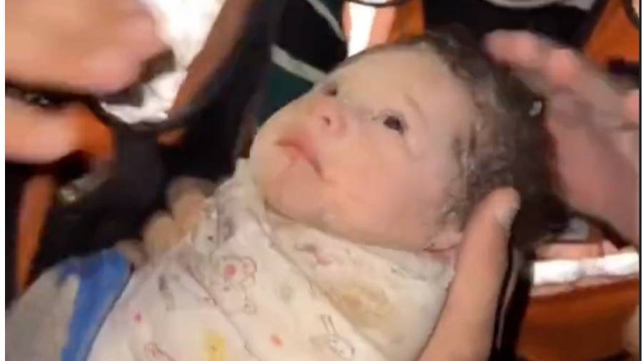 حياة من رحم الموت.. لحظة إخراج رضيعة من تحت الأنقاض في غزة
