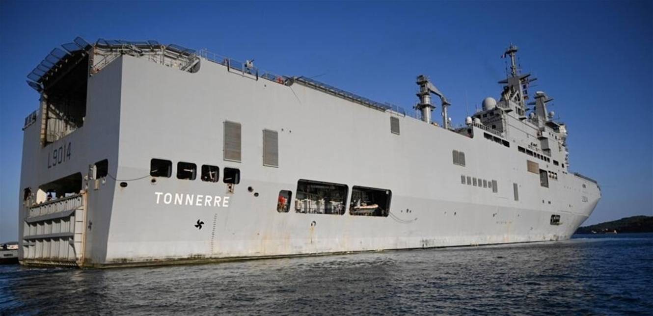 سفينة حربية فرنسية ترسو في مصر لعلاج أطفال غزة