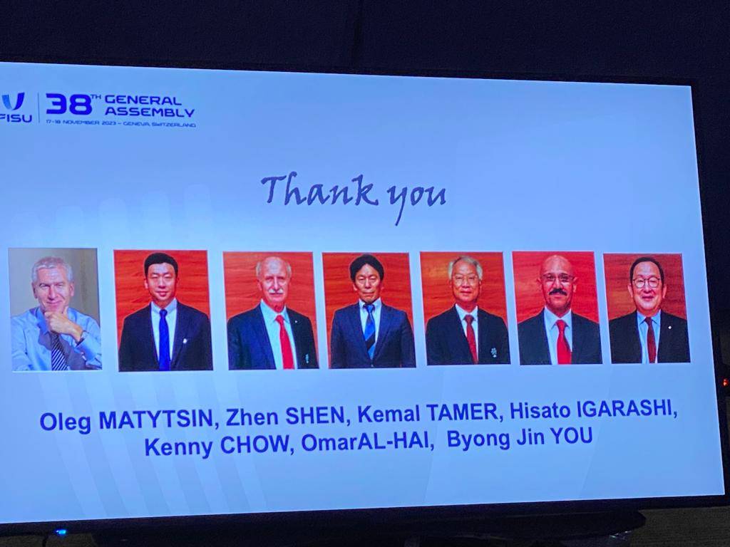 الحاي - الثاني من اليمين - ضمن الأعضاء الشرفيين للاتحاد الدولي للرياضة الجامعية 