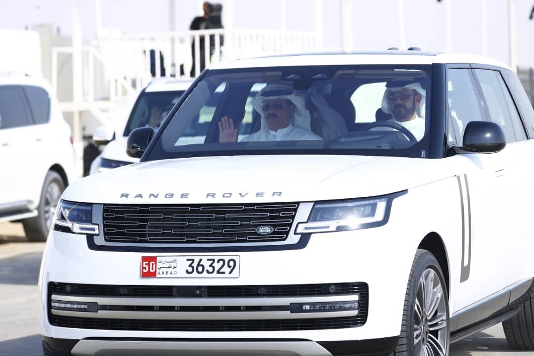 سلطان بن حمدان لدى وصوله لمتابعة السباق (تصوير: محمد السماني)