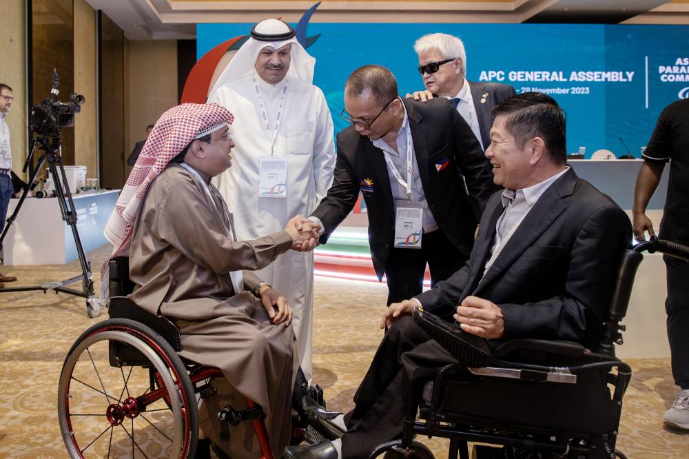 العصيمي يتلقى التهاني عقب فوزه بالمنصب القاري