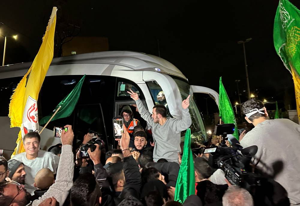 أسير فلسطيني مفرج عنه يحتفل بعد مغادرته سجن عوفر (رويترز) 