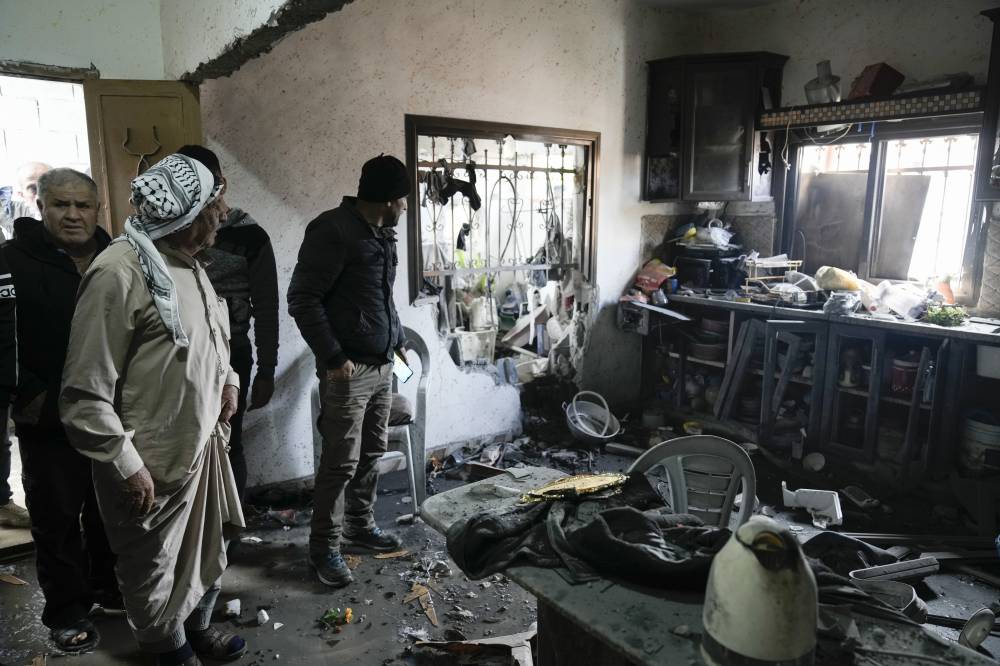 فلسطينيون يتفقدون منزلًا دمرته القوات الإسرائيلية خلال غارة عسكرية في بلدة طوباس
(أ ب)