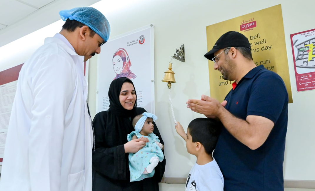 الطفلة أنايا مع أفراد أسرتها