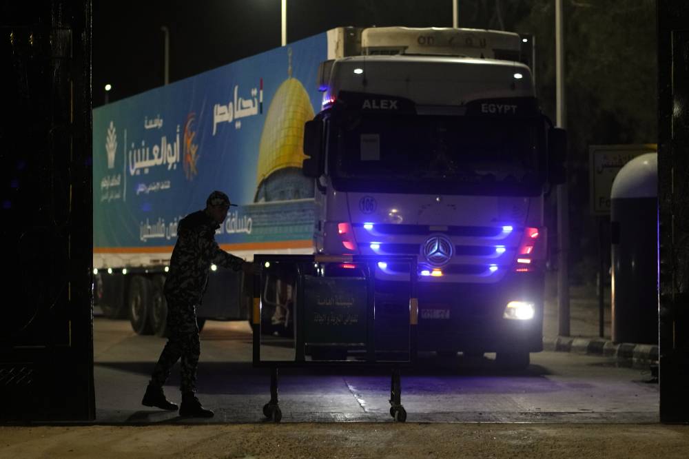 مصر تستعد لاستلام أسماء المحتجزين وإرسال 200 شاحنة إلى غزة