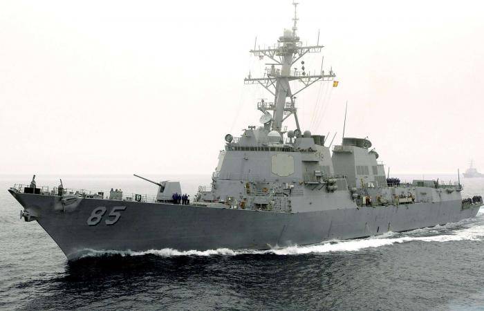 سفينة حربية أمريكية تُسقط طائرة مسيّرة أطلقت من اليمن