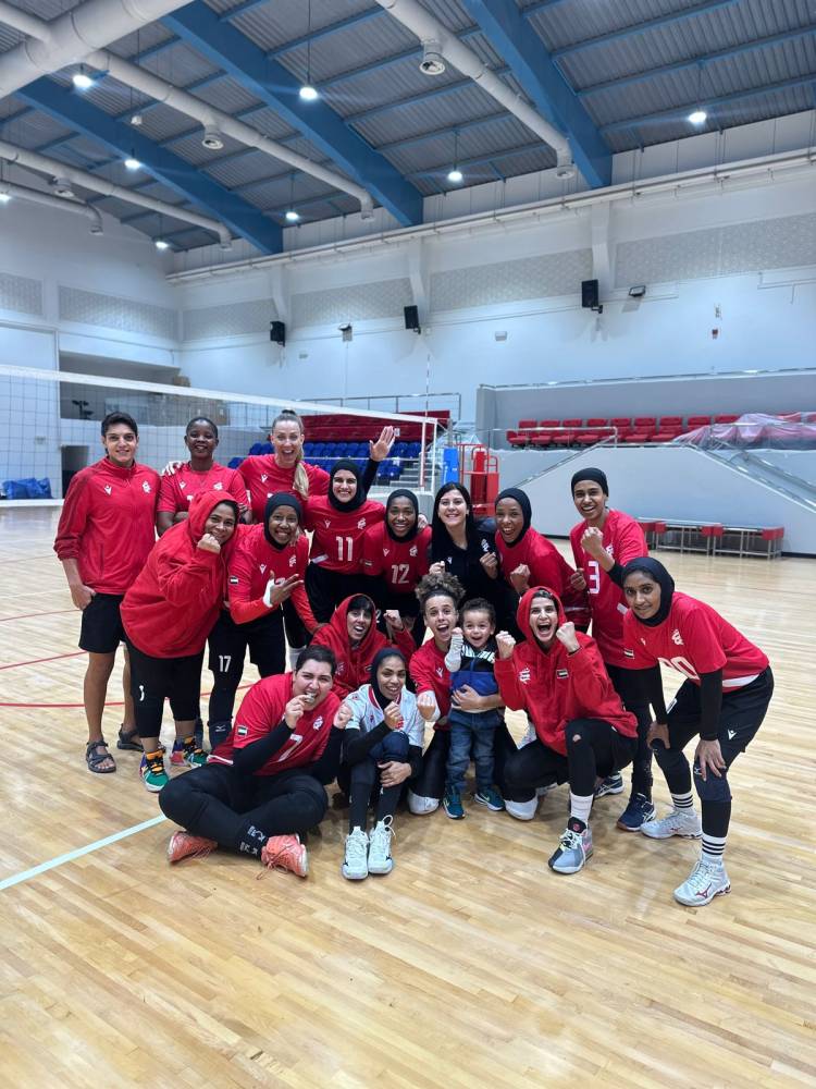 لقطة جماعية لفريق طائرة الشارقة لرياضة المرأة المتصدر