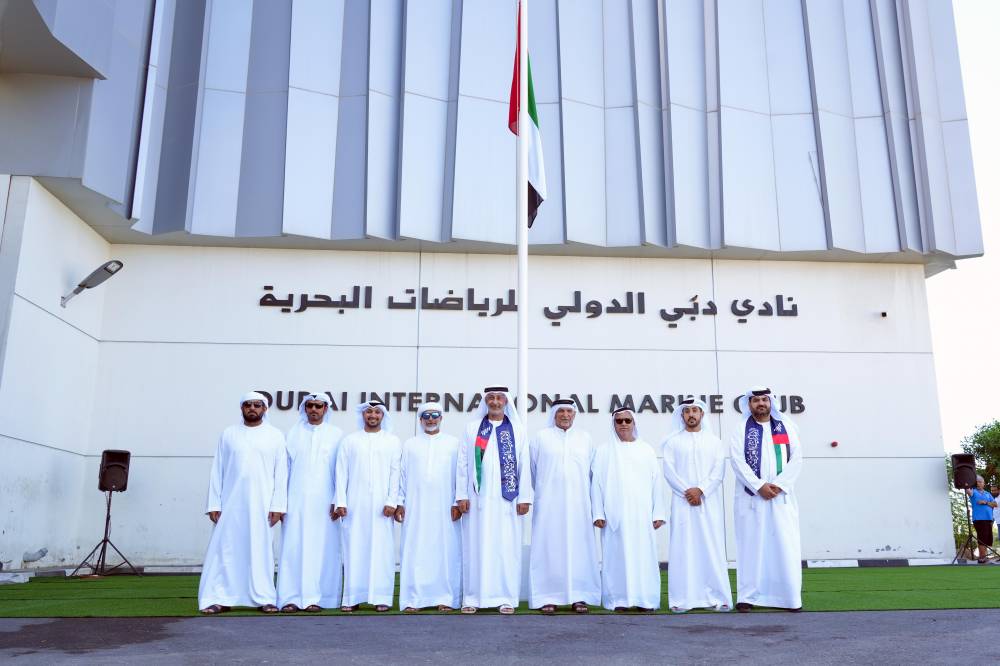 الفلاحي وموظفو النادي خلال الدعاء الصامت في يوم الشهيد
