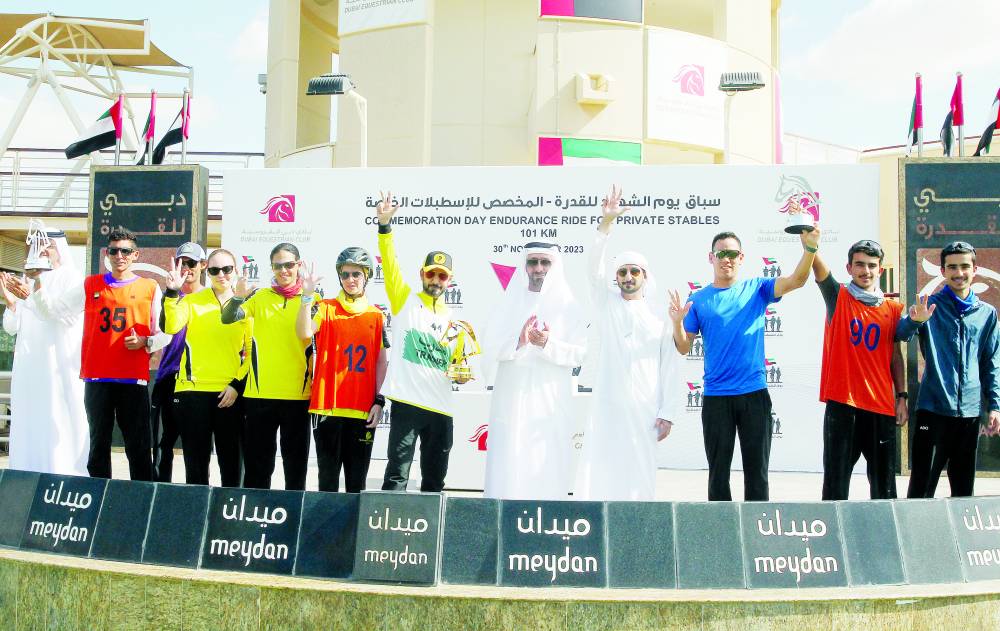 الهاجري والعظب خلال تتويج الأبطال (تصوير: جون)