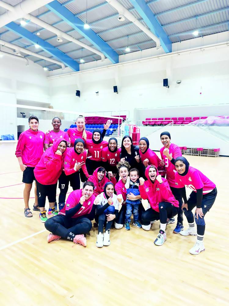لقطة جماعية لفريق طائرة الشارقة لرياضة المرأة المتصدر