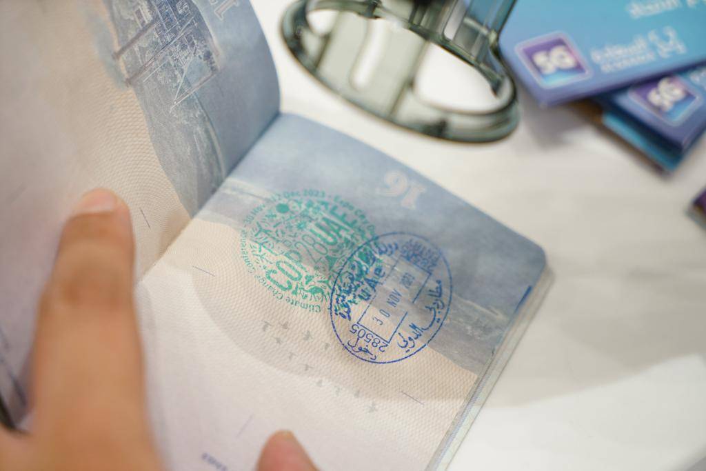 الإدارة العامة للإقامة وشؤون الأجانب بدبي تُصمم ختماً خاصاً لـ«كوب 28»