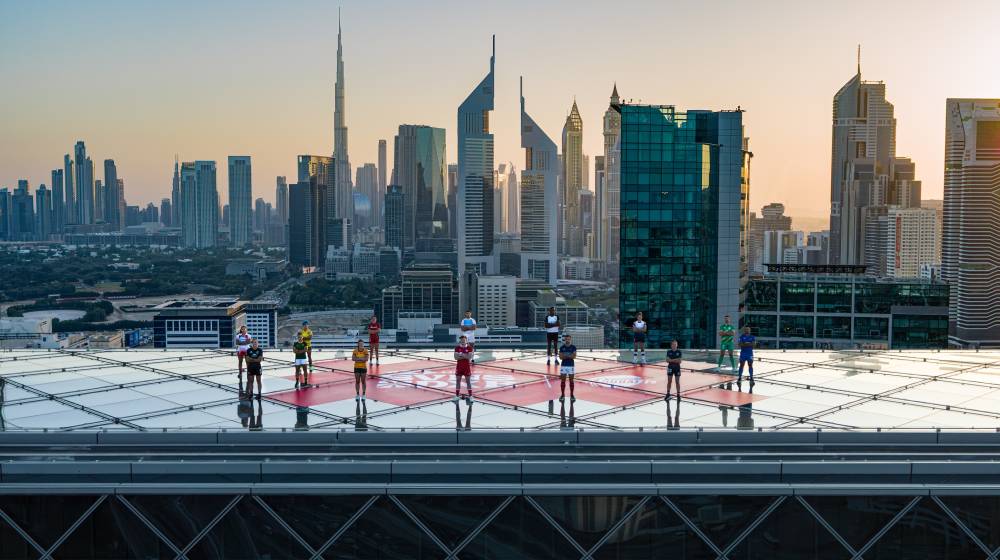 قادة الفرق في لقطة تذكارية على سطح أطول مبنى أفقي