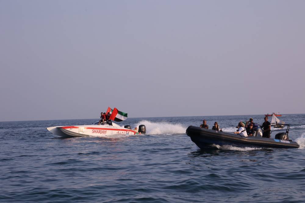 زورق الشارقة خلال مسيرة السباق التقليدية