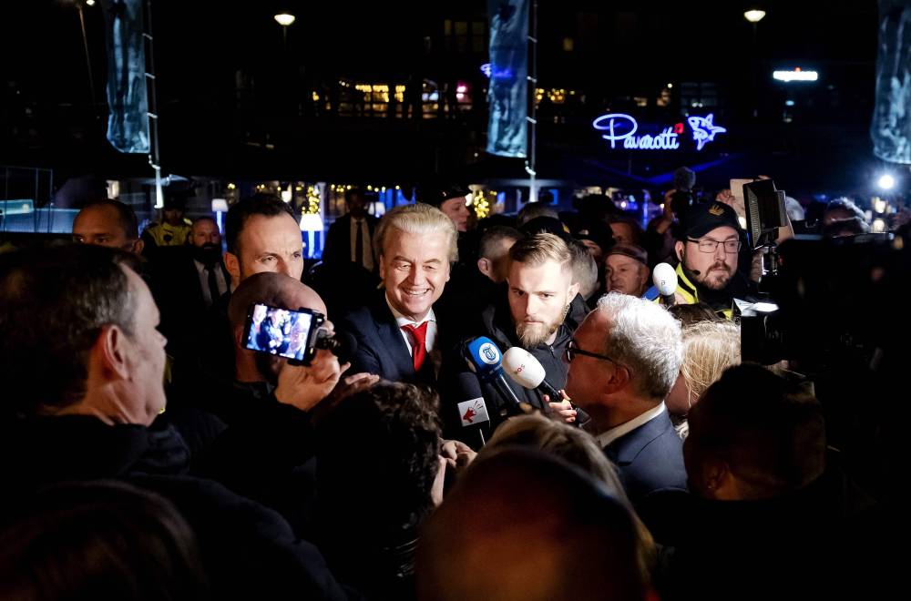 خيرت فيلدرز يتحدث إلى الصحافة في لاهاي. (أ ف ب)