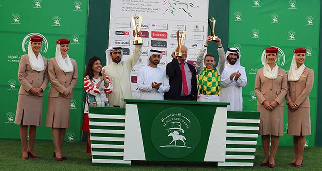 أبطال الشوط الرئيسي على المنصة