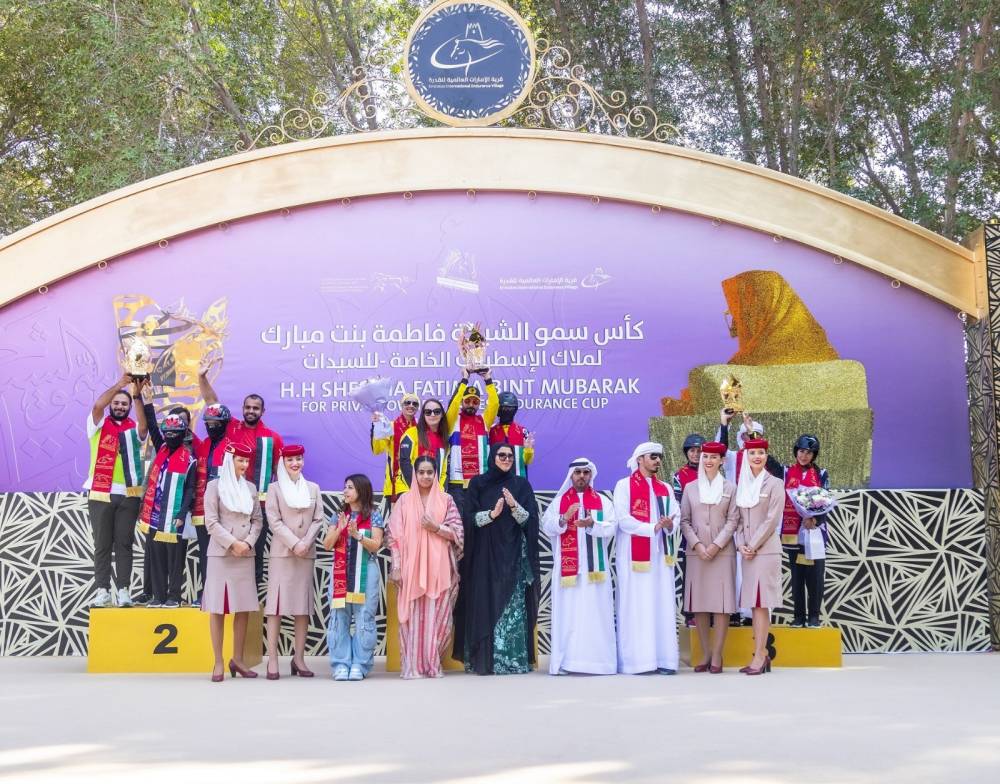 كبار الحضور مع بطلات السباق