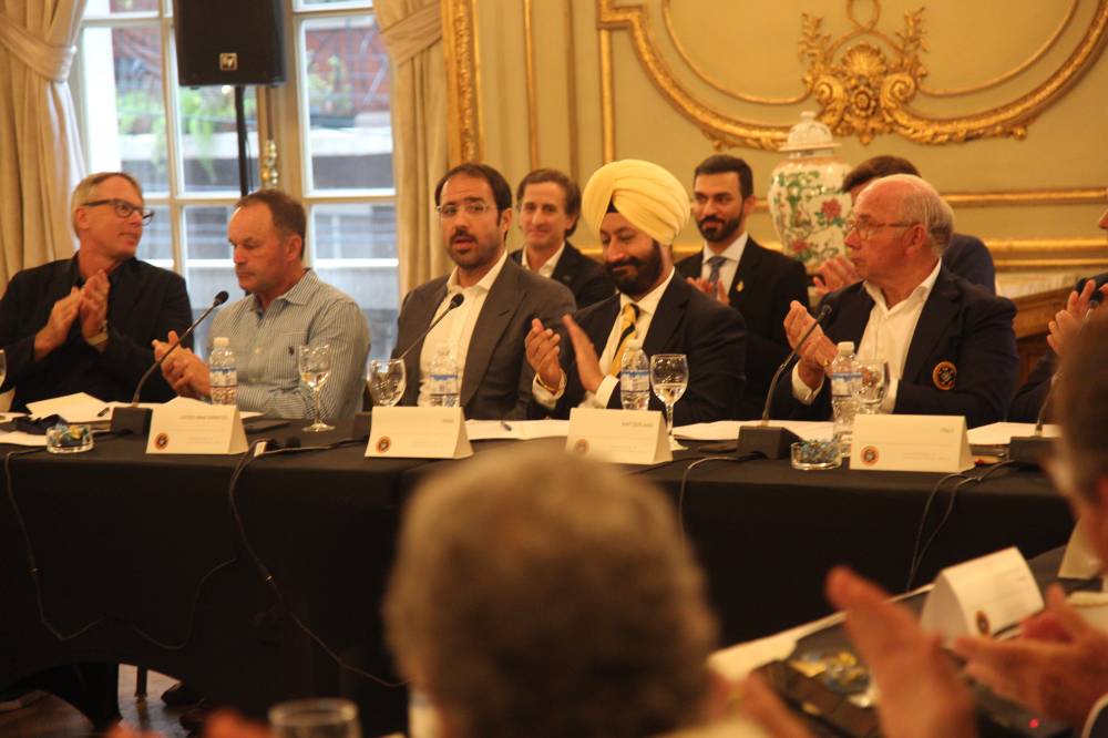 أعضاء الوفود يصفقون لملف الإمارات