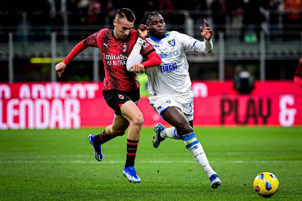 ميلان يعزّز مركزه الثالث في الدوري الإيطالي