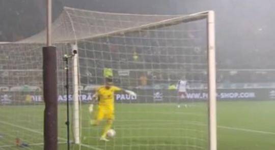 فيديو| حارس هامبورغ يسجل هدفاً غريباً في مرماه