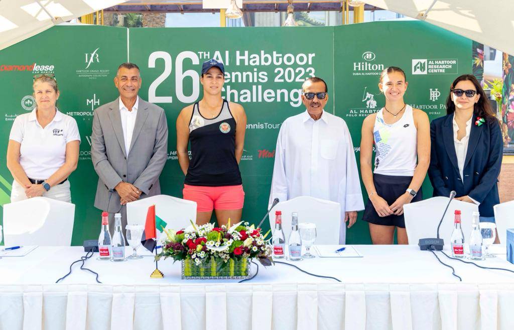 خلف الحبتور يتوسط الحضور خلال المؤتمر الصحفي