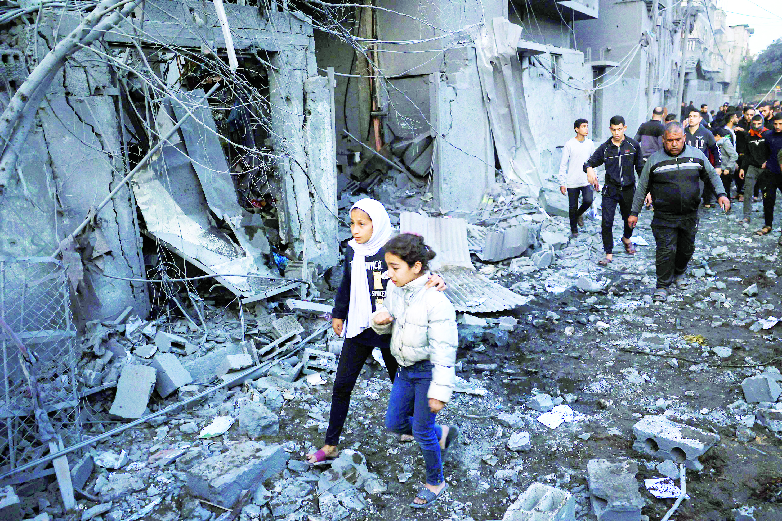 فلسطينيون يتفقدون الأضرار بعد غارة إسرائيلية على رفح (ا ف ب) 