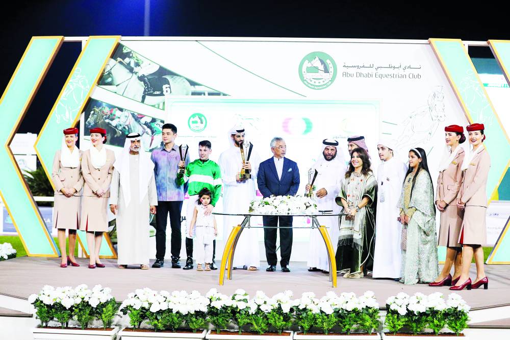 ملك ماليزيا ونهيان بن مبارك يتوجان الفائزين بالشوط الثالث