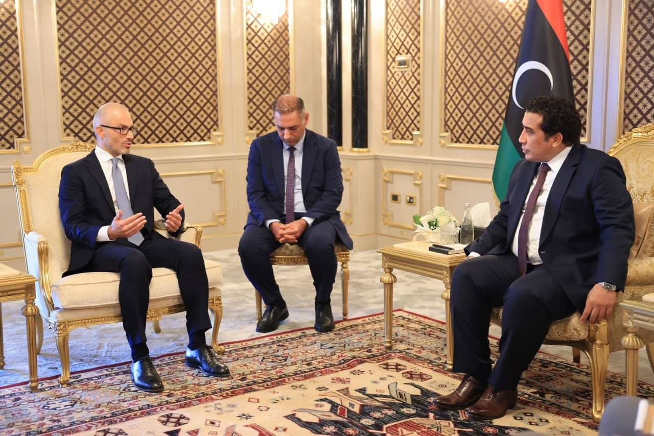 المنفي خلال استقباله سفير الاتحاد الأوروبي لدى ليبيا (وال)