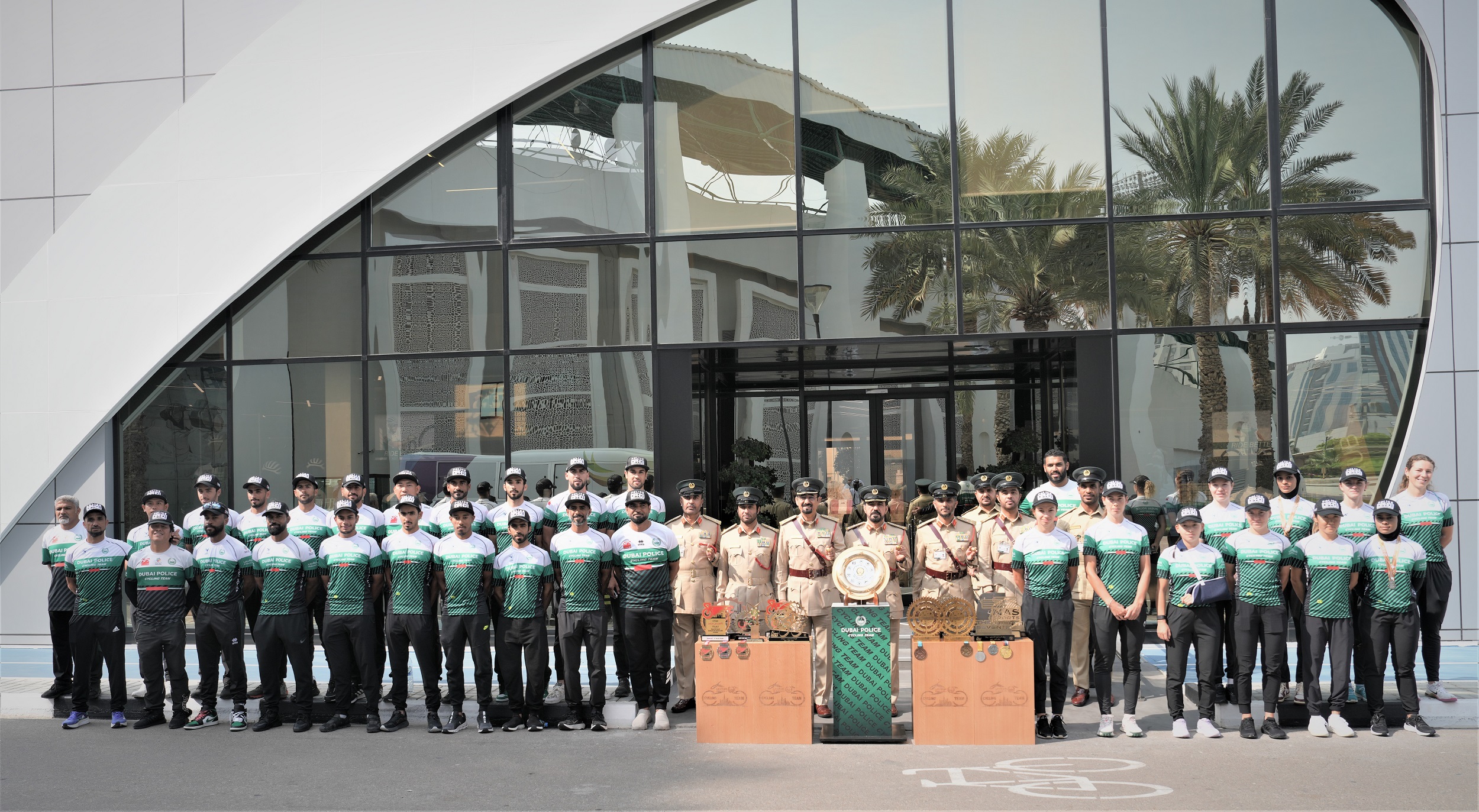  العبيدلي والحضور في صورة تذكارية 