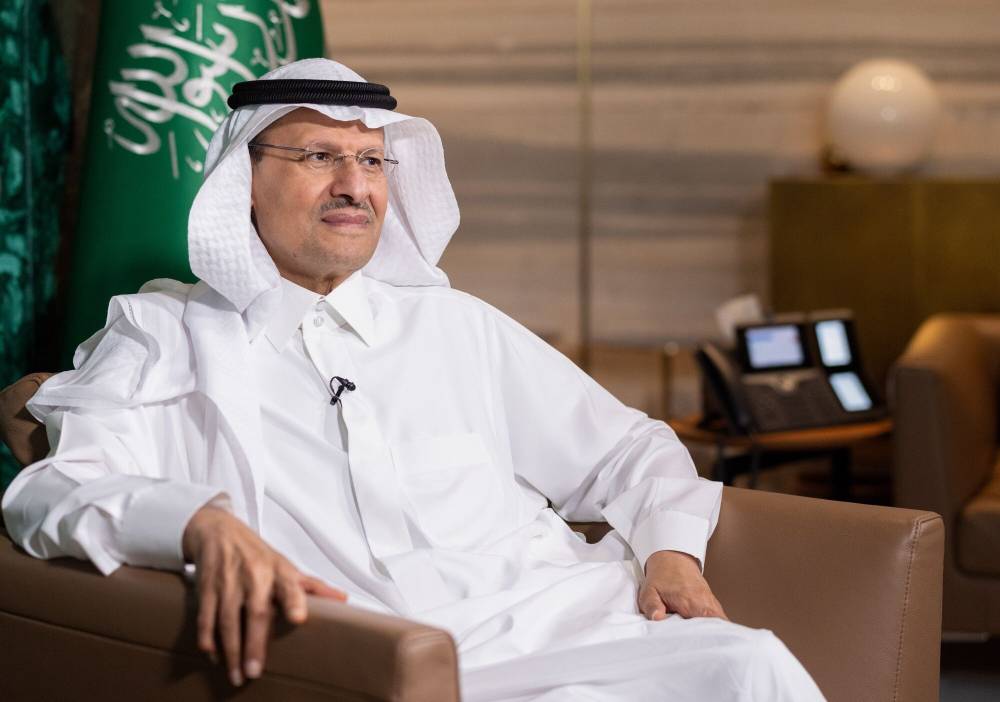 الأمير عبد العزيز بن سلمان خلال مقابلة مع تلفزيون «بلومبرغ» في الرياض (بلومبيرغ)