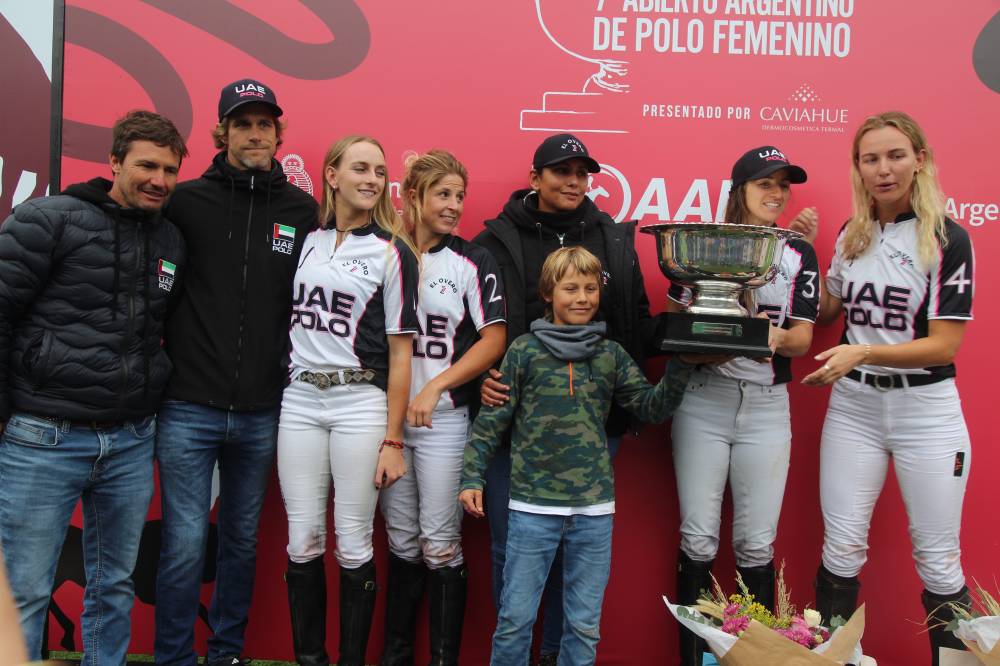 ميثاء بنت محمد تحمل كأس البطولة