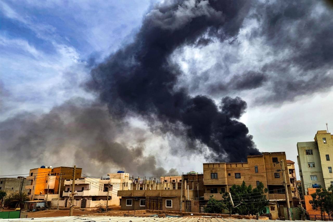 سحب الدخان تتصاعد في الخرطوم جراء تجدد المعارك بين الجيش والدعم السريع 